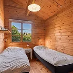Einladendes-holzhaus-auf-riesigem-grundstueck
