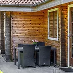 Einladendes-holzhaus-auf-riesigem-grundstueck Prázdninový dům